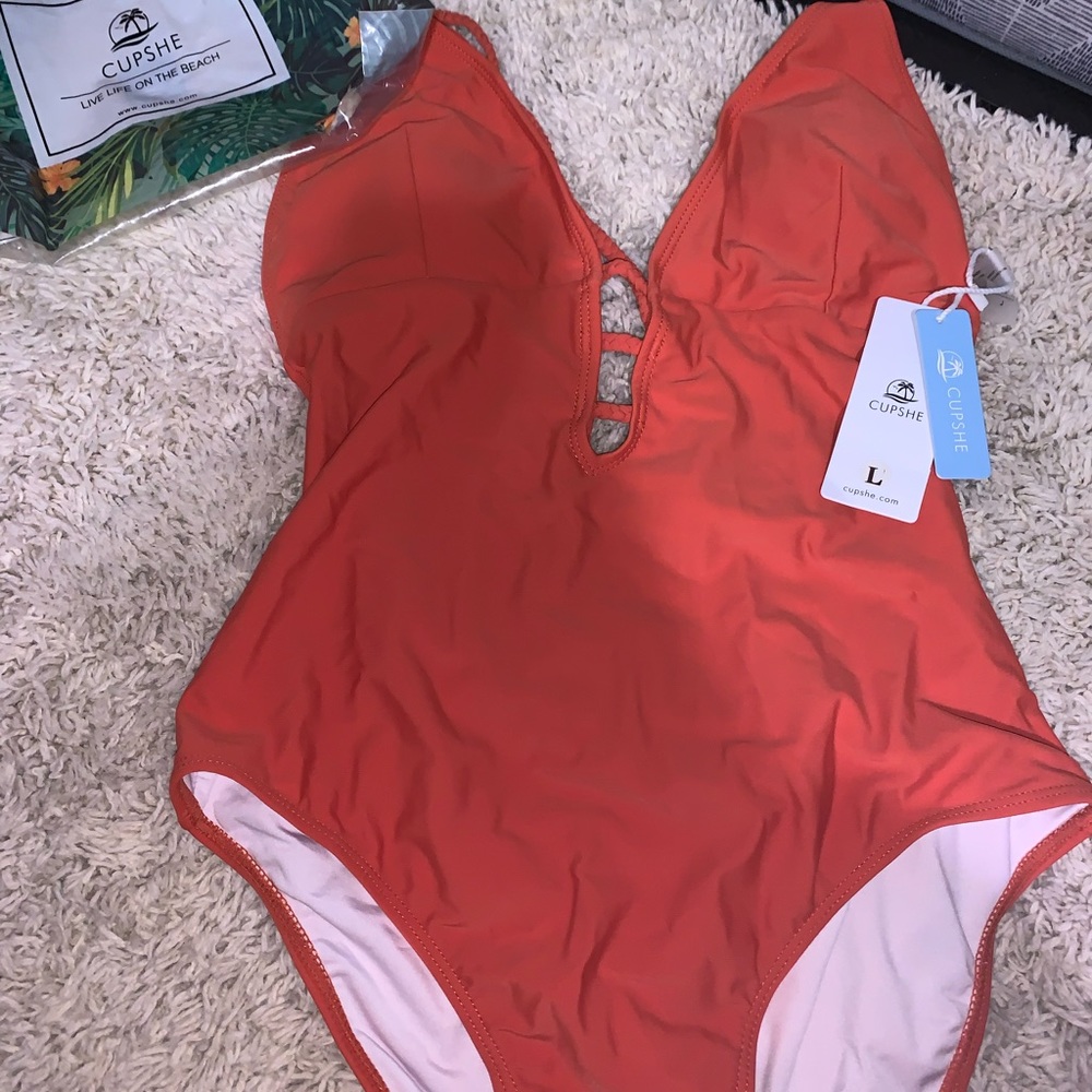 selling this one piece bathing suit! Size:L from CUPSHE